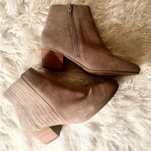 Crown Vintage Ryder Tan Suede Ankle Booties! Sz 8! Cute and Classic!